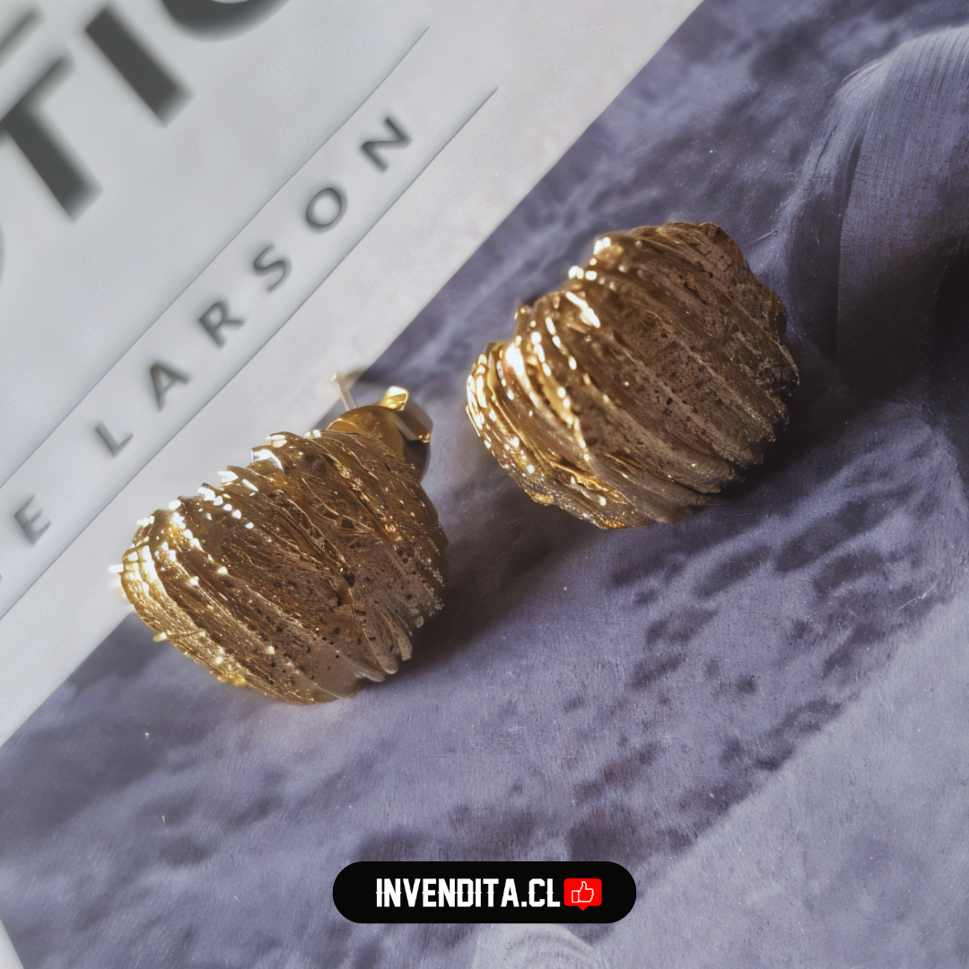 Aros enchapados en oro estilo placa con textura granulada