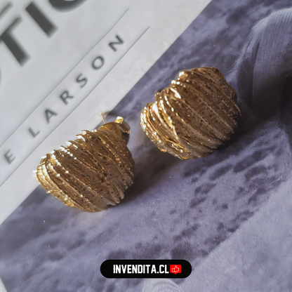 Aros enchapados en oro estilo placa con textura granulada