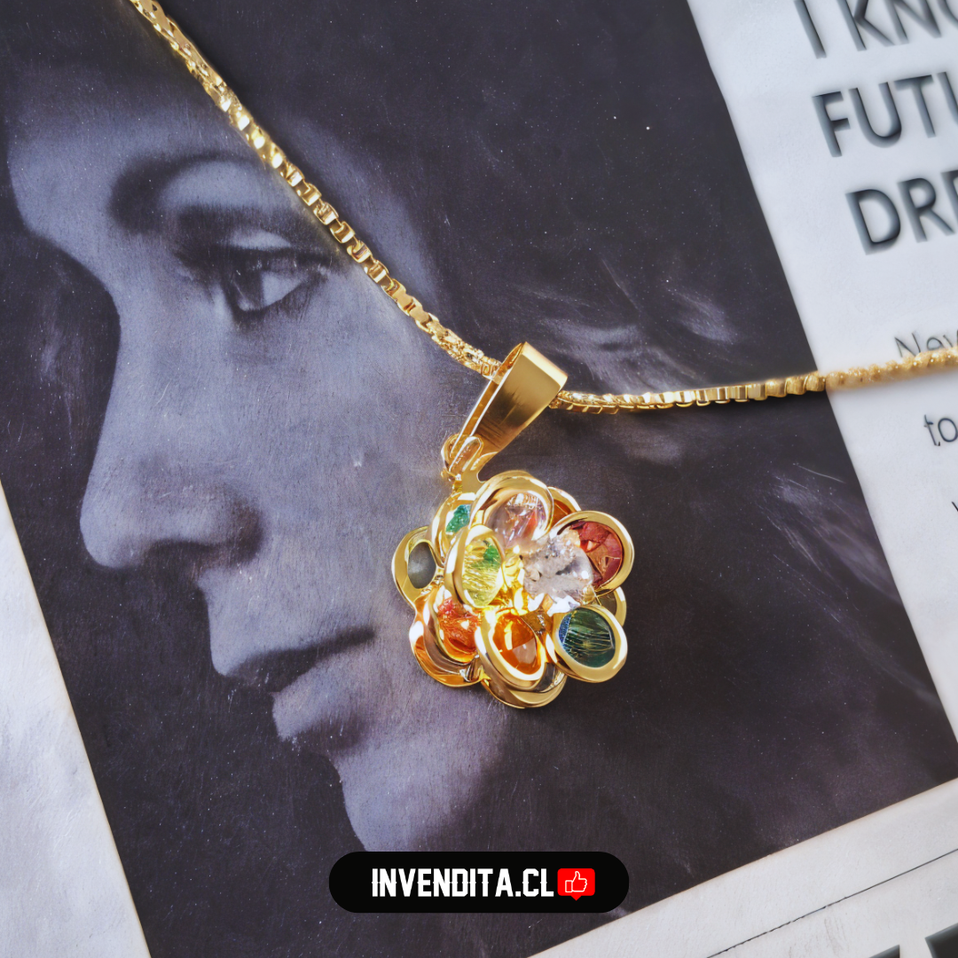 Collar enchapado en oro diseño flor con pétalos de circones de colores