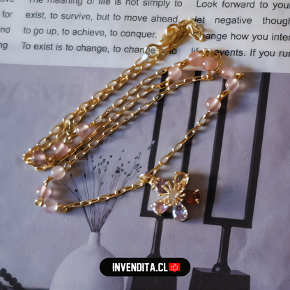 Collar enchapado en oro modelo flor de circones de colores con perlas rosadas