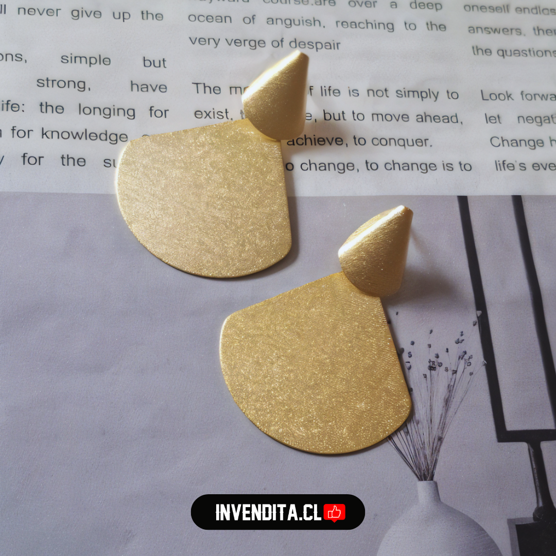 Aros enchapados en oro apegados con forma geométricas