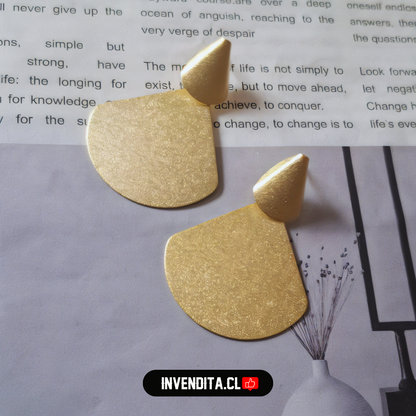 Aros enchapados en oro apegados con forma geométricas