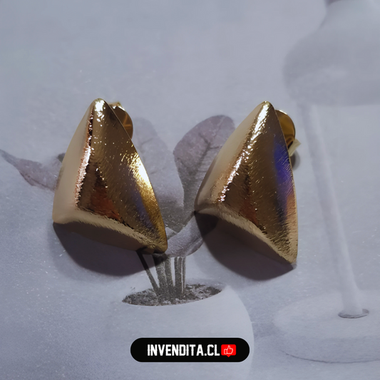 Aros enchapados en oro diseño triangulo satinado