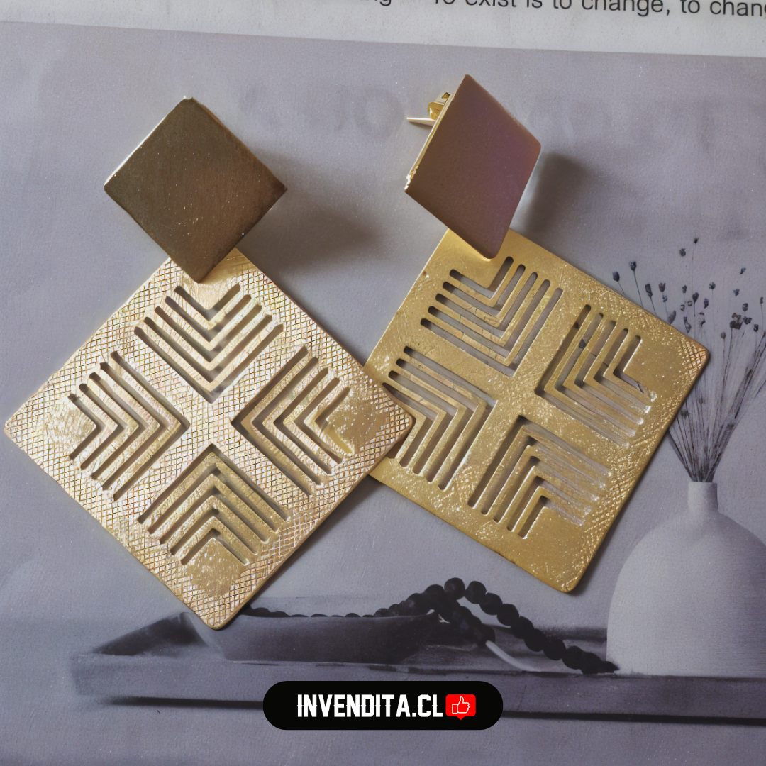 Aros enchapados en oro cuadrados con flechas en detalle