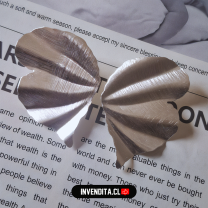 Aros enchapados en plata modelo pétalo satinado