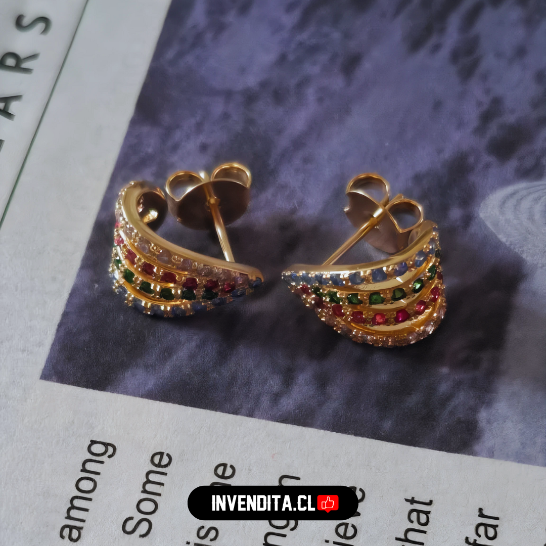 Aros enchapados en oro estilo arqueado con circones de colores