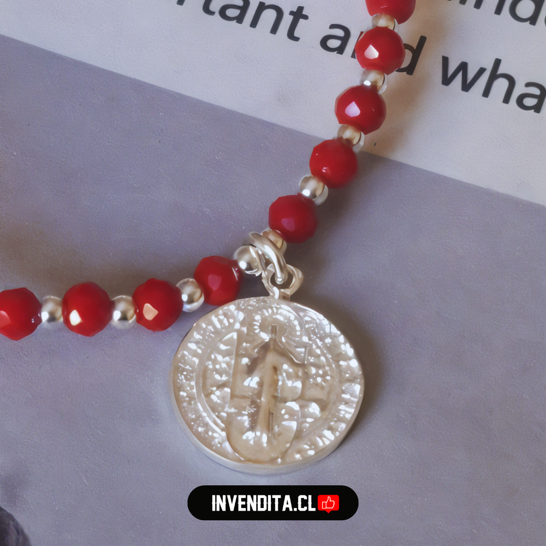 Collar de plata 925 cristales rojos con figura de San Benito