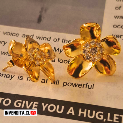 Aros enchapado en oro flores con pequeños circones