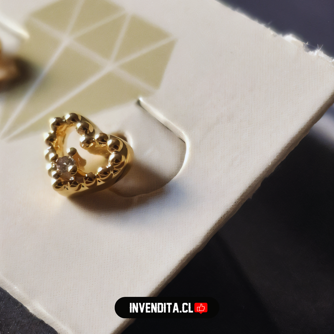 Aros enchapados en oro para niños con tope diseño corazón con pequeño circón