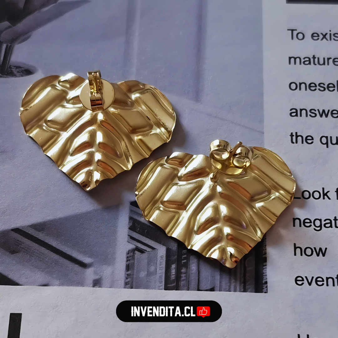 Aros enchapados en oro diseño hoja corazón con relieve