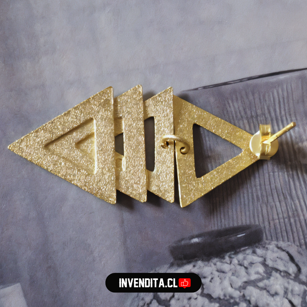 Aros enchapados en oro un triangulo y tres flechas