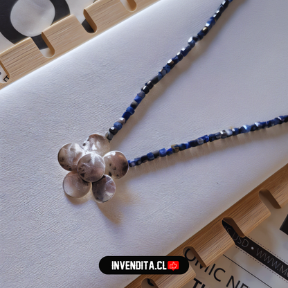 Collar enchapado en plata diseño flor de pétalos satinada con Lapislázuli