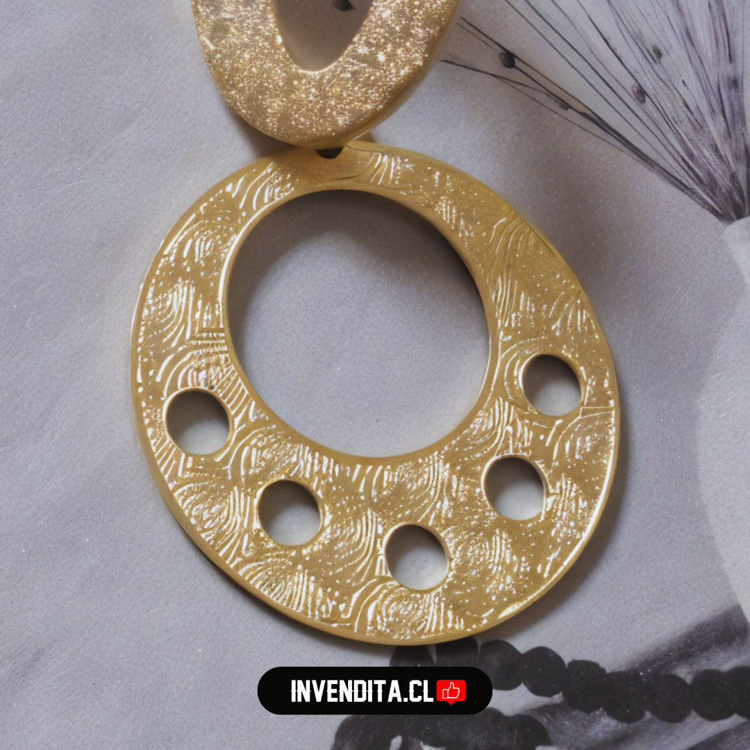 Aros enchapados en oro figuras redondeadas con grandes detalles