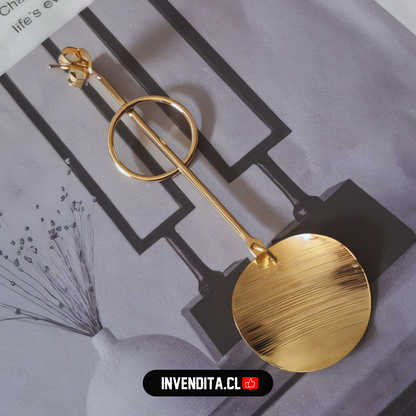 Aros enchapados en oro estilo varita con placa circular satinada
