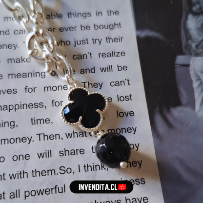 Collar enchapado en plata grandes eslabones con broche timón con flor y esfera de Ónix