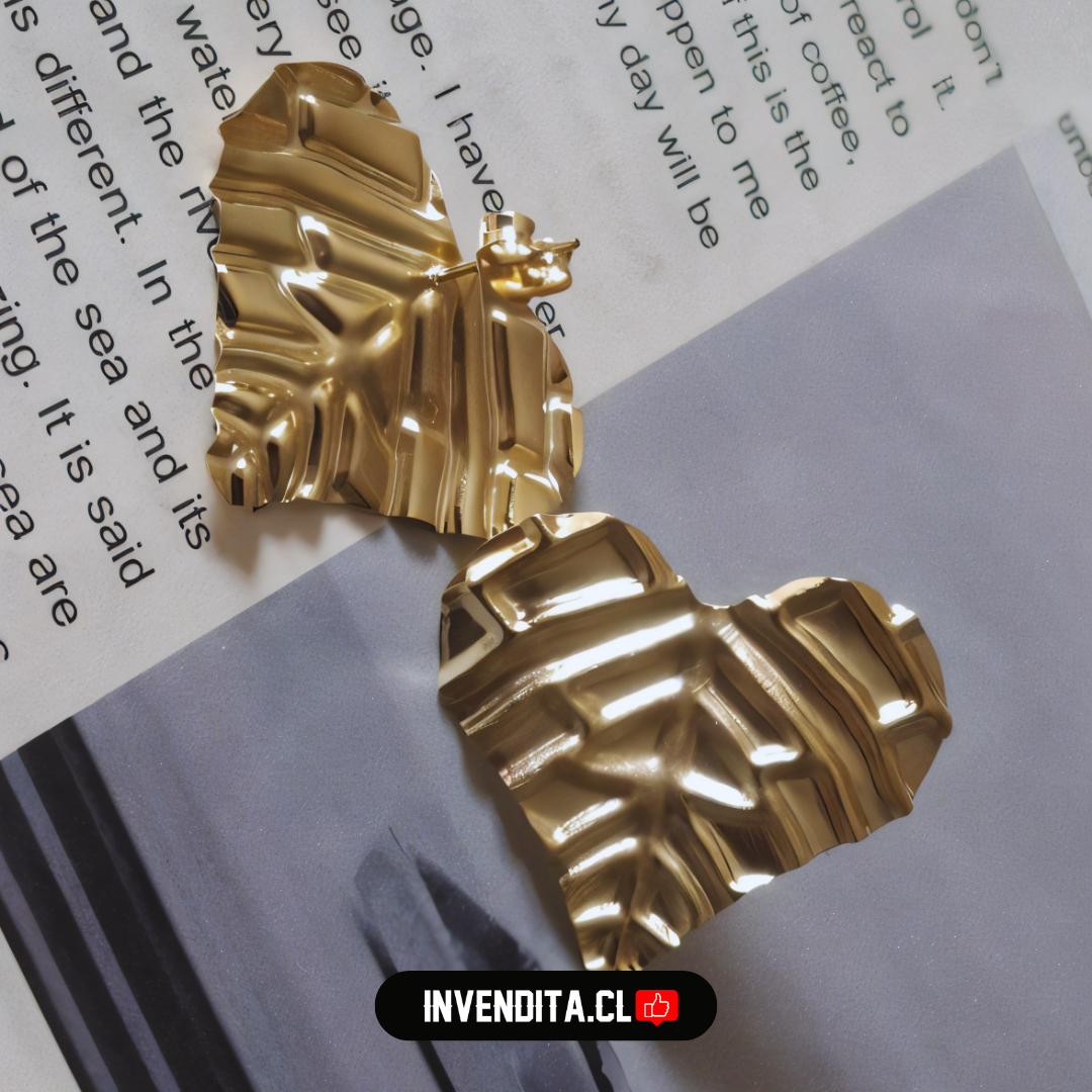 Aros enchapados en oro modelo corazón con relieve medios