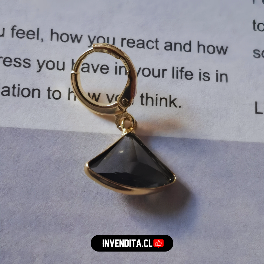 Aros enchapados en oro argolla con figura triangular de onix