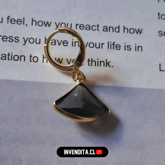 Aros enchapados en oro argolla con figura triangular de onix