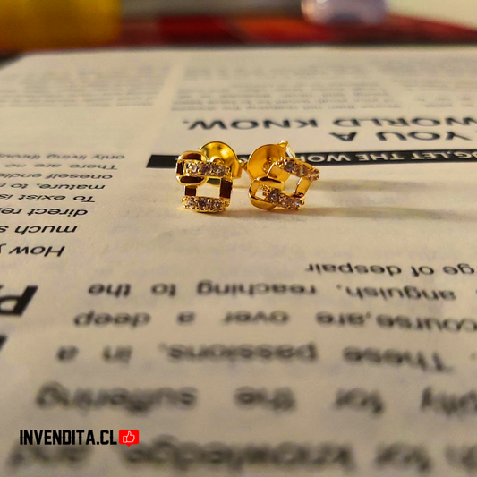 Aros enchapados en oro estilo marcos cruzados con circones