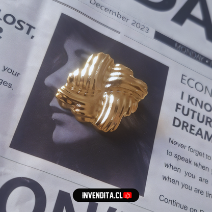 Aros enchapados en oro diseño cuadrado con relieves