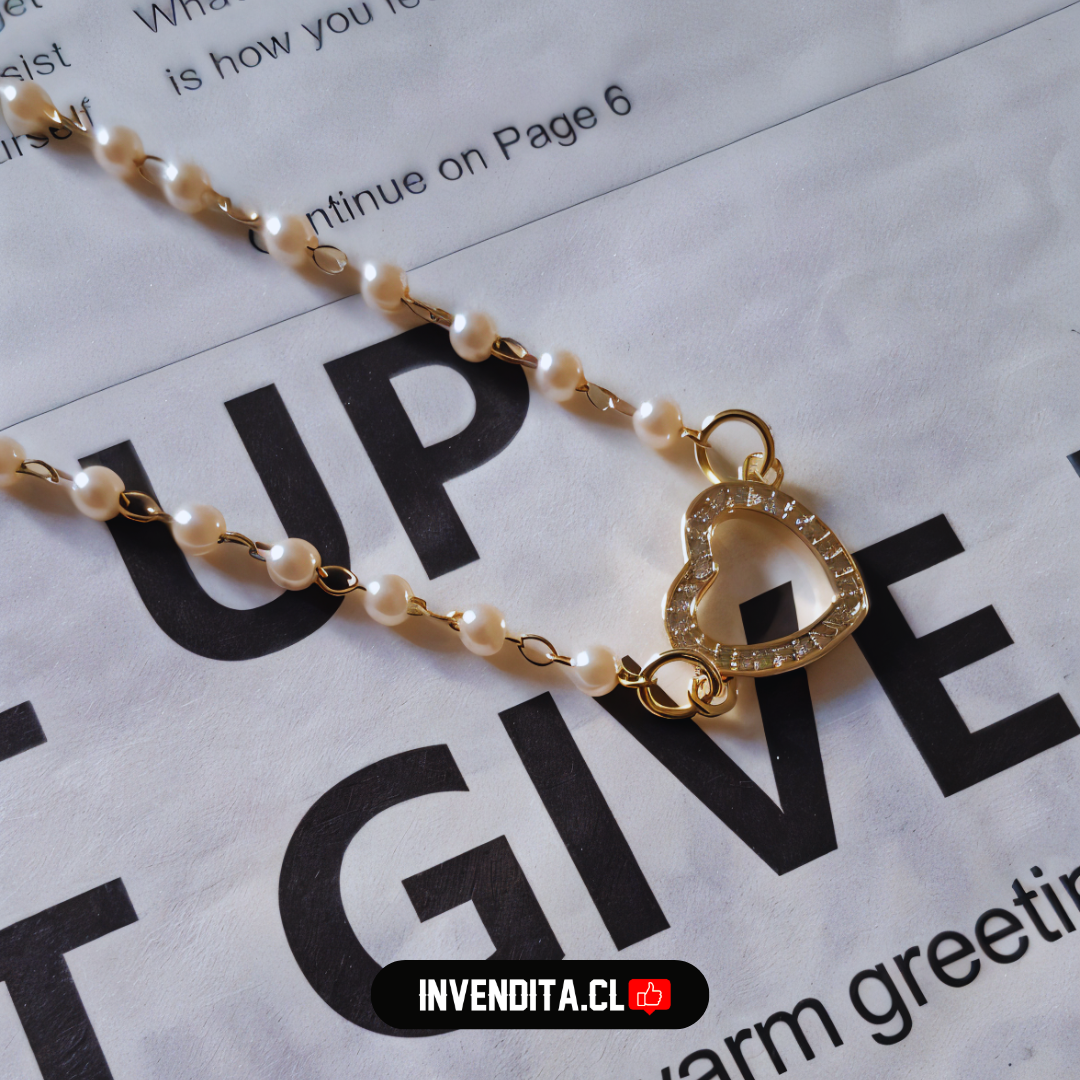 Collar enchapado en oro modelo pequeñas perlas con corazón de circones