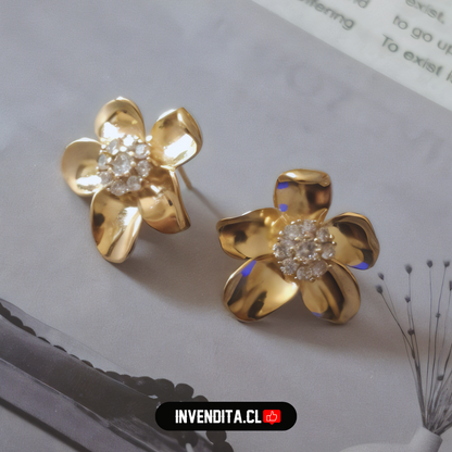 Aros enchapados en oro flores con pequeños circones
