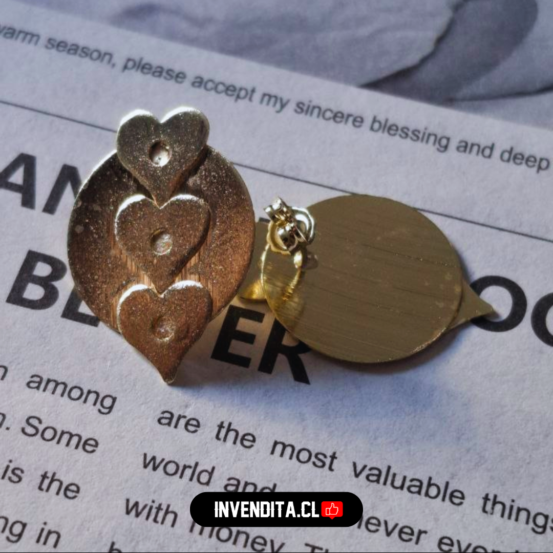 Aros enchapados en oro tres corazones con placa lisa