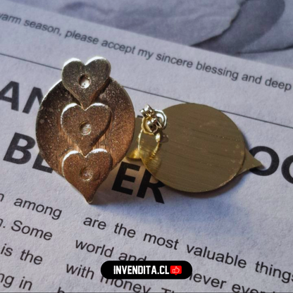 Aros enchapados en oro tres corazones con placa lisa
