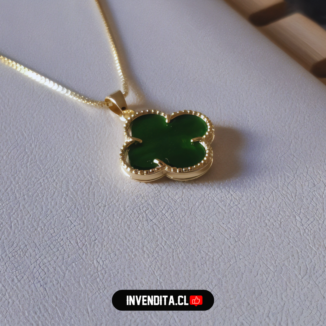 Collar enchapado en oro colgante de flor verde