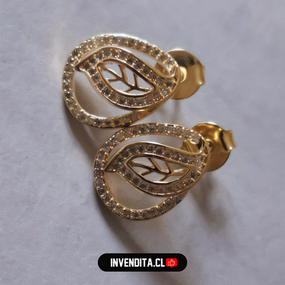Aros enchapados en oro diseño hoja con circones