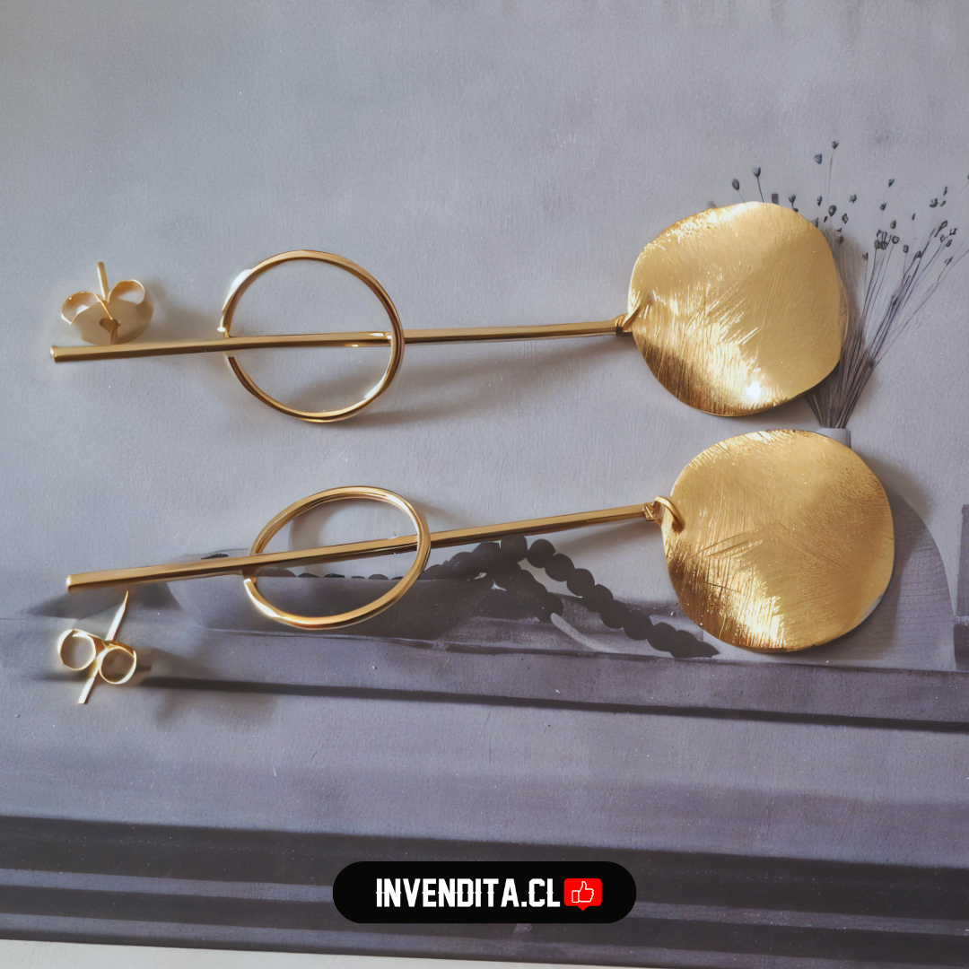 Aros enchapados en oro estilo varita con placa circular satinada