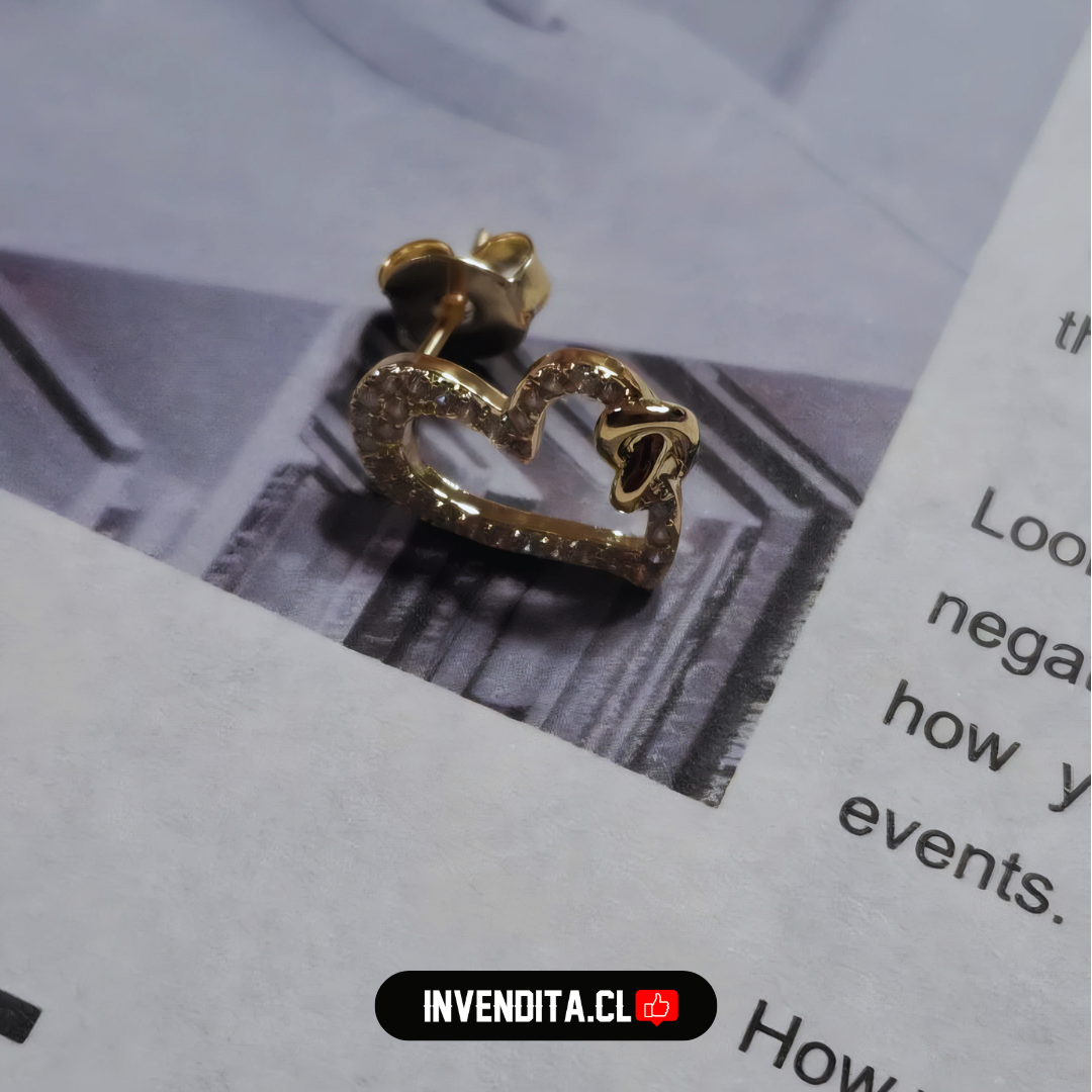 Aros enchapados en oro diseño corazón con circones