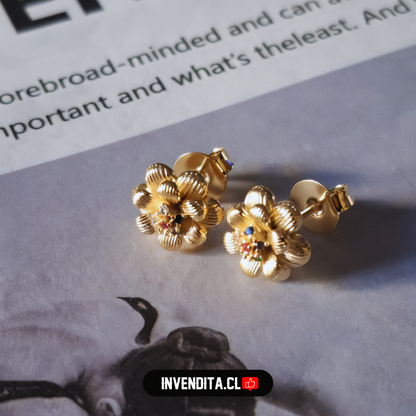 Aros enchapados en oro diseño flor con circones de colores