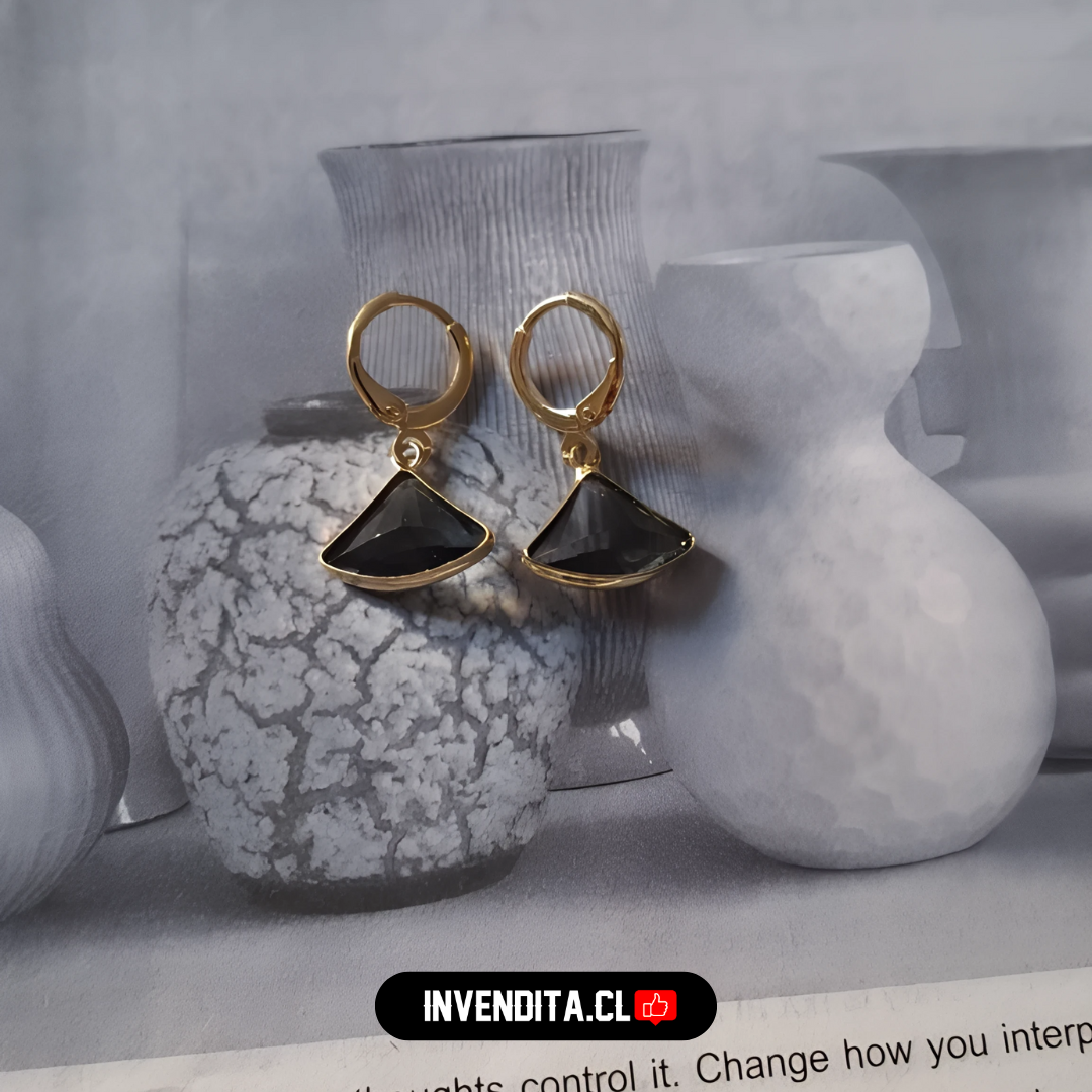 Aros enchapados en oro argolla con figura triangular de onix