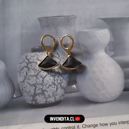 Aros enchapados en oro argolla con figura triangular de onix