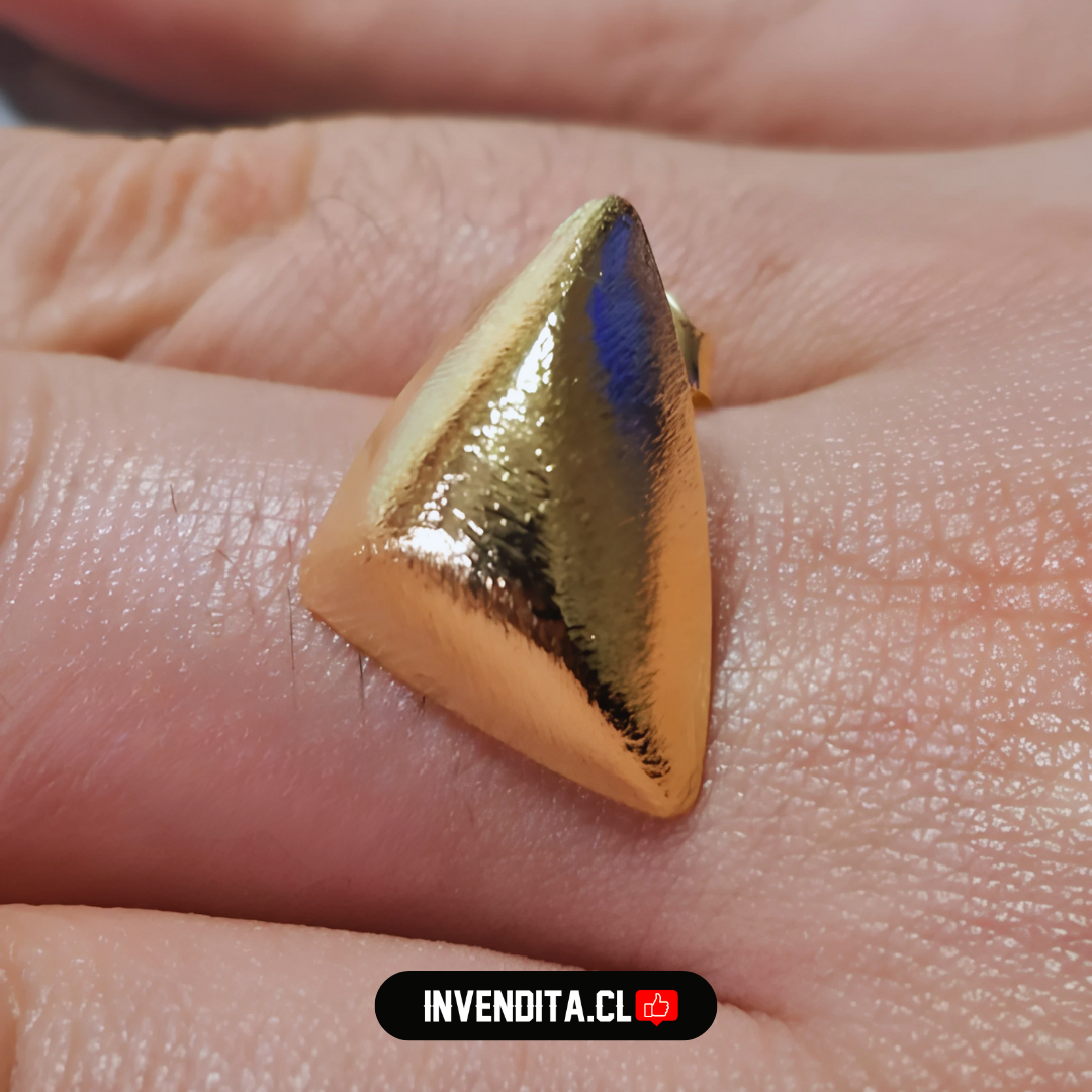Aros enchapados en oro diseño triangulo satinado