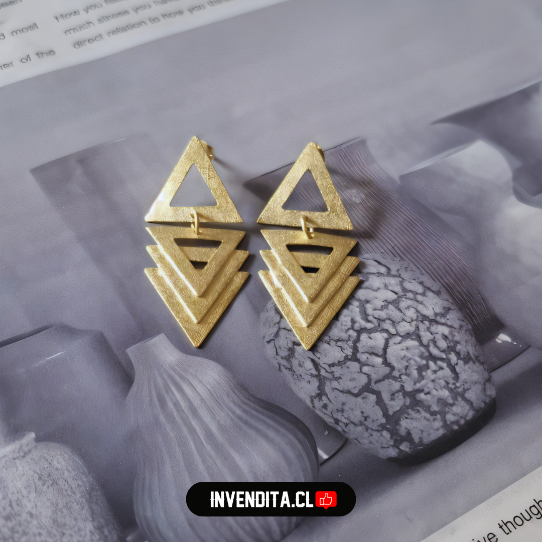 Aros enchapados en oro un triangulo y tres flechas