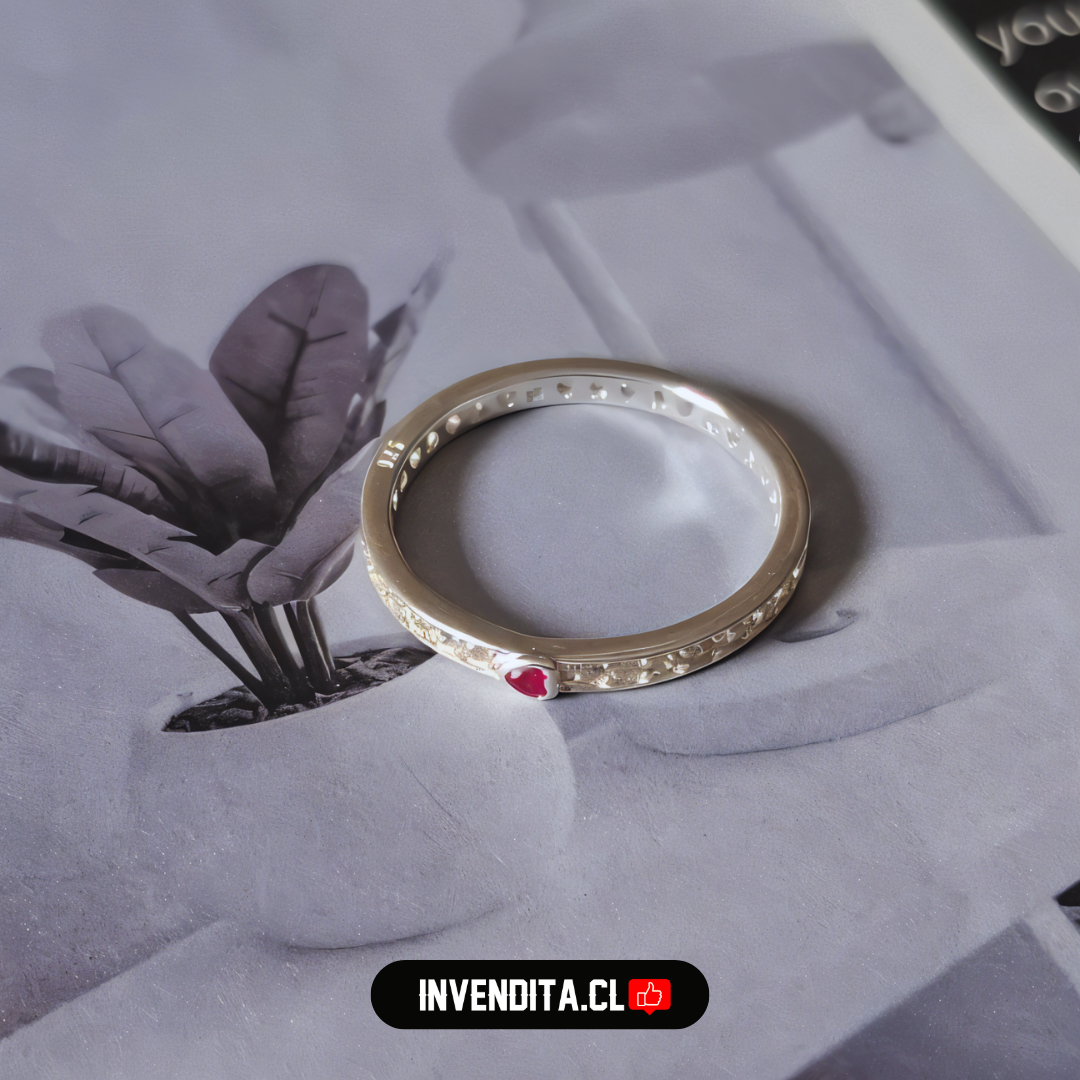 Anillo de plata 925 banda de circones y mini corazón de circón rubí