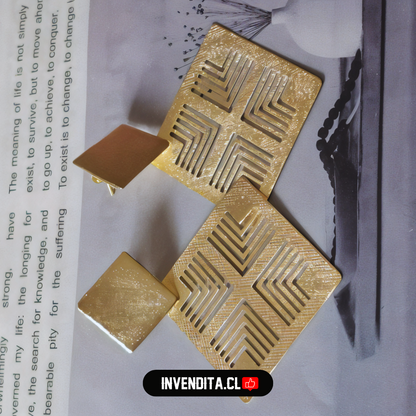 Aros enchapados en oro cuadrados con flechas en detalle