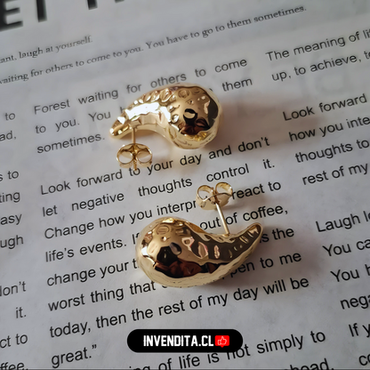 Aros enchapados en oro modelo gota estilo martillada