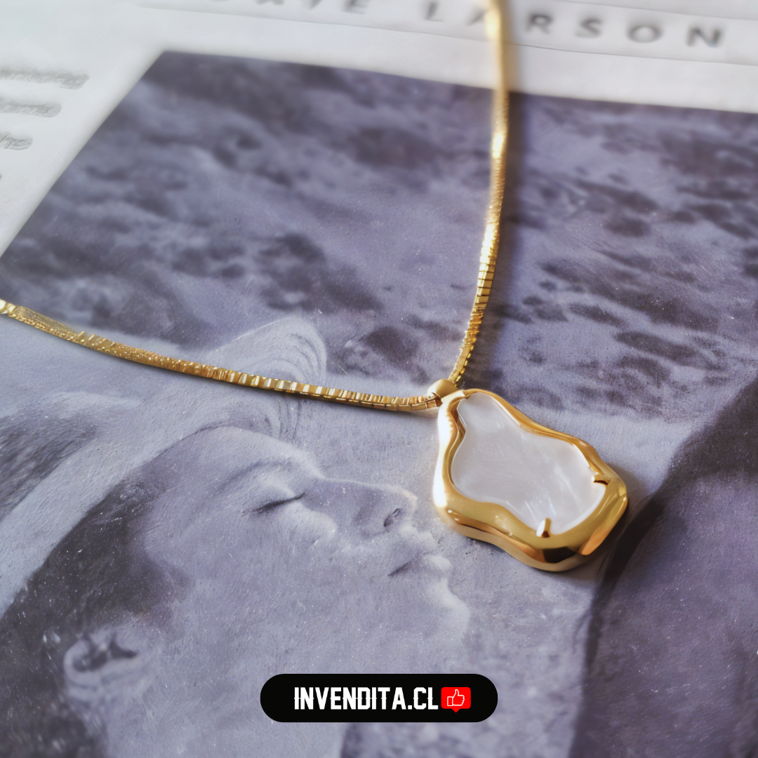 Collar enchapado en oro diseño irregular con esmaltado blanco