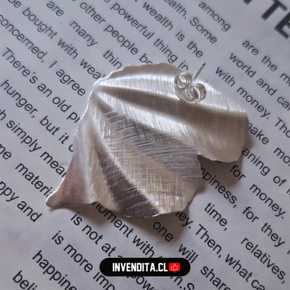 Aros enchapados en plata modelo pétalo satinado