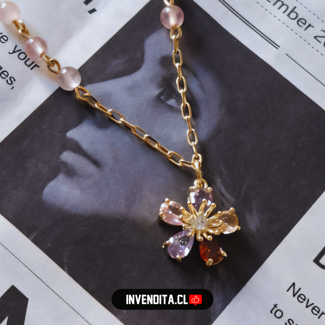 Collar enchapado en oro modelo flor de circones de colores con perlas rosadas