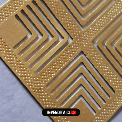 Aros enchapados en oro hoja y cuadrado con flechas en detalle