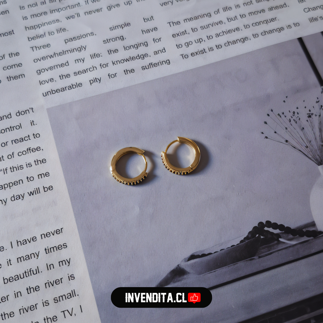 Aros enchapados en oro diseño argollas con serie de circones negros con broche Huggies