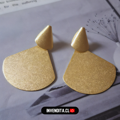 Aros enchapados en oro apegados con forma geométricas