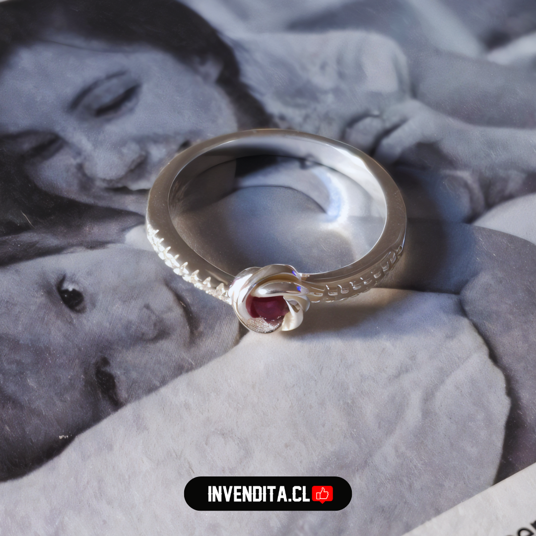 Anillo de plata 925 diseño nudo con circón rubí y bordes con circones