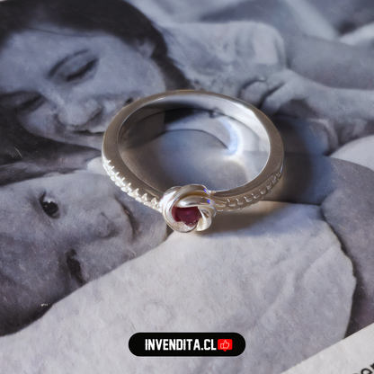 Anillo de plata 925 diseño nudo con circón rubí y bordes con circones