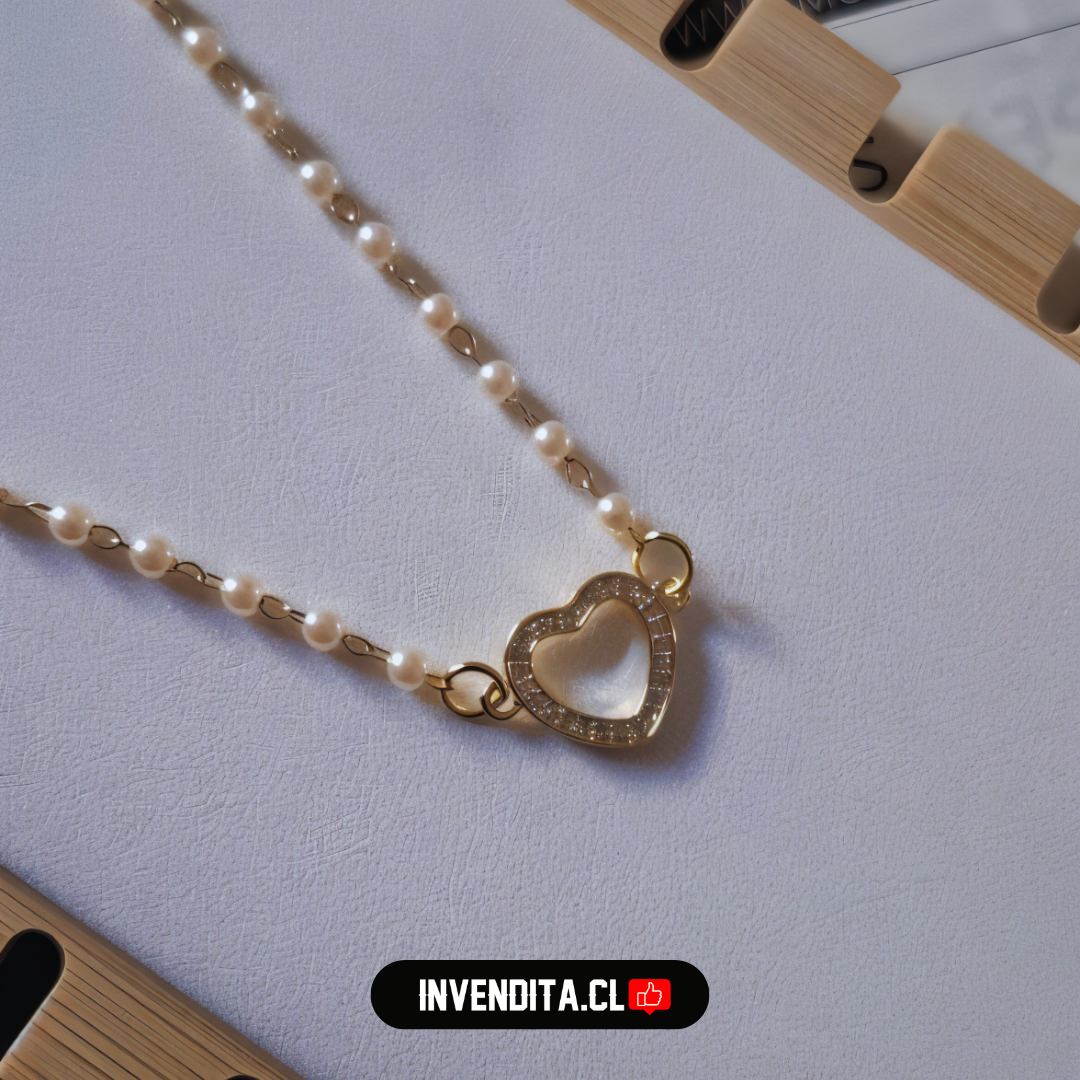 Collar enchapado en oro modelo pequeñas perlas con corazón de circones