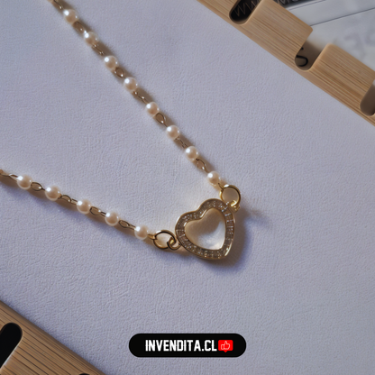 Collar enchapado en oro modelo pequeñas perlas con corazón de circones